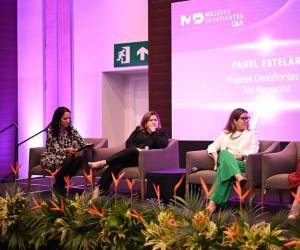 Vivian Carles, Gerente General Bimbo Panamá; Johanna Escobar, Gerente General de Liberty Costa Rica y Ana Beatriz Franco, Vicepresidenta Cuidado Familiar y Profesional para América Latina en Kimberly-Clark. Moderadora: Cecilia Córdoba, UpGrade Comunicación. FOTO CATALINA DELGADO / E&amp;N