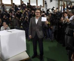 Artur Mas muestra su papeleta antes de votar este domingo 9 de noviembre en Barcelona. (Foto: AFP)