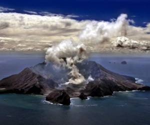 Esta foto de archivo tomada el 29 de noviembre de 1999 muestra el volcán más activo de Nueva Zelanda en la Isla Blanca en la Bahía de Plenty emitiendo densas columnas de vapor y gas. - El volcán White Island de Nueva Zelanda hizo erupción repentinamente el 9 de diciembre de 2019, lo que provocó temores por un grupo de visitantes visto caminando por el suelo del cráter momentos antes. (Foto por TORSTEN BLACKWOOD / AFP)