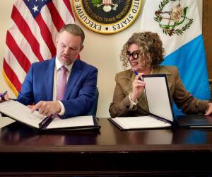 <i>El embajador Jamieson Greer se reunió con la ministra de economía de Guatemala, Adriana Gabriela García, para firmar el Acuerdo de Comercio Recíproco. Foto de cortesía</i>