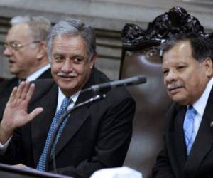 El expresidente de Guatemala Oscar Berger (C), saluda durante una sesión solemne en celebración del 22º aniversario de la Constitución en el Congreso, el 31 de mayo de 2007, junto al entonces presidente del Congreso, Rubén Darío Morales (D), este ultimo condenado a prisión por lavado de dinero.