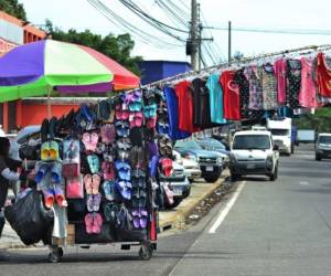 A vendor pushes his wheeled-cart through the streets of San Pedro Sula, 240 km north of Tegucigalpa on September 19, 2020 amid the COVID-19 novel coronavirus pandemic. - The pandemic has killed at least 953,025 people in the world, including more than 2,150 in Honduras, since emerging in China late last year, according to an AFP tally at 1100 GMT Saturday based on official sources. (Photo by Orlando SIERRA / AFP)