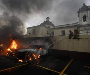 Pese a incidentes en el Congreso de la República, militares retirados que piden resarcimiento lanzan advertencia y afirman que las negociaciones pacíficas se han terminado. Varios vehículos fueron dañados en un parqueo del Congreso de la República por exmilitares que exigen una indemnización. (Photo by JOHAN ORDONEZ / AFP)