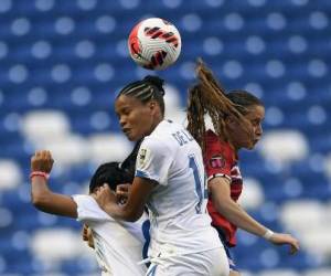 María Paula Salas (derecha) de Costa Rica y Yerenis de León (izquierda) de Panamá compiten por el balón durante su partido de fútbol por el Campeonato Femenino de Concacaf 2022 en el Estadio BBA Bancomer en Monterrey, Estado de Nuevo León, México, el 5 de julio de 2022. ALFREDO ESTRELLA / AFP