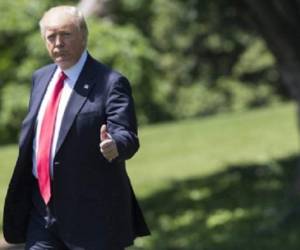 US President Donald Trump walks to Marine One prior to departing from the South Lawn of the White House in Washington, DC, April 28, 2017, as he travels to Atlanta, Georgia. / AFP PHOTO / SAUL LOEB