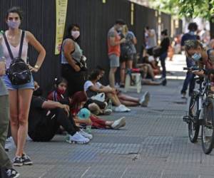 People wait in line to be tested for COVID-19 in Buenos Aires, on January 10, 2022. (Photo by ALEJANDRO PAGNI / AFP)