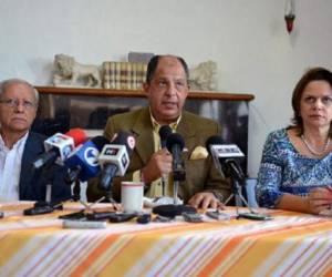 Helio Fallas (a la izquierda), vicepresidente y ministro de Hacienda, dijo que 'hacer ajustes radicales' como pretenden algunos en Costa Rica 'obedece a una visión que se tenía de los programas de estabilizacion en la década de los 80'. (Foto: AFP).