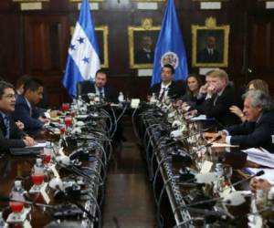 Foto de archivo de la reunión del Secretario General de la OEA, Luis Almagro, con el presidente de Honduras Juan Orlando Hernández en enero de 2017.