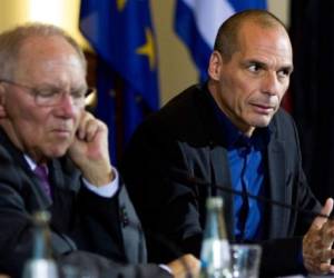 Yanis Varoufakis, en conferencia junto al alemán Wolfgang Schäuble. (Foto: Agencias/TheGuardian)