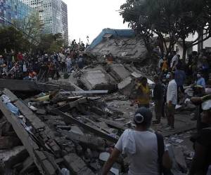 <i>Personas trabajan en labores de rescate en una edificación colapsada por el terremoto de magnitud 7,4 que sacudió al país este lunes, en Cali (Colombia). EFE/ Ernesto Guzmán Jr</i>