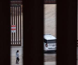 El anuncio fue hecho por el asesor de inmigración Tom Homan, junto a la portavoz de la Casa Blanca, Karoline Leavitt, que hablaron con la prensa sobre los renovados esfuerzos de la administración para cumplir con la promesa de deportaciones masivas y el control de la frontera. ARCHIVO E&amp;N