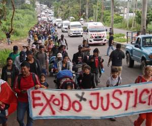 MEX9373. TAPACHULA (MÉXICO), 06/08/2025.- Personas caminan en una caravana migratoria con destino a Estados Unidos este miércoles, en el municipio de Tapachula, estado de Chiapas (México) . Personas partieron salieron desde la frontera sur de México, en busca de llegar al norte del país, donde esperan regularizar sus documentos, ante las medidas migratorias por parte de EE.UU. EFE/ Juan Manuel Blanco
