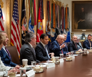 Trump da plazo hasta el 6 de abril para que Irán reabra el estrecho de Ormuz