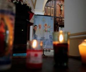 Una pancarta con una imagen de monseñor Rolando Álvarez (izquierda) y el papa Francisco (derecha) se ve en la Catedral de Matagalpa en Matagalpa, Nicaragua, el 5 de agosto de 2022. Foto de AFP