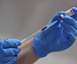 A nurse prepares to administer the Pfizer-BioNTech COVID-19 vaccine at Guy's Hospital in London, on December 8, 2020. - Britain on December 8 hailed a turning point in the fight against the coronavirus pandemic, as it begins the biggest vaccination programme in the country's history with a new Covid-19 jab. (Photo by Frank Augstein / POOL / AFP)