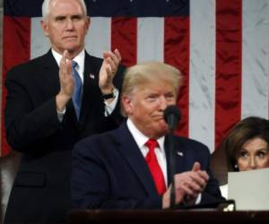 WASHINGTON, DC - 4 DE FEBRERO: El vicepresidente de los Estados Unidos, Mike Pence, aplaude mientras la presidenta de la Cámara de Representantes, Nancy Pelosi, permanece sentada durante el discurso sobre el estado de la Unión del presidente de los Estados Unidos, Donald Trump, en la cámara de la Cámara el 4 de febrero de 2020 en Washington, DC. Trump pronuncia su tercer discurso sobre el estado de la Unión la noche antes de que el Senado de los Estados Unidos vote en su juicio político. Leah Millis-Pool / Getty Images / AFP