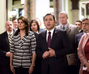 El presidente de Guatemala, Jimmy Morales, durante la conferencia de prensa por la visita oficial de la embajadora de EEUU ante la ONU, Nikki Haley. Foto AFP.