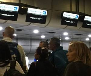 Pantallas de Copa Airlines anuncian los vuelos cancelados en el aeropuerto internacional de Caracas el 6 de abril después de Venezuela suspendiera el permiso de la aerolínea. AFP PHOTO / Federico PARRA