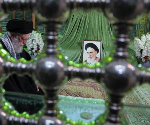 Fotografía distribuida por la oficina del líder supremo de Irán muestra al líder supremo iraní, el ayatolá Alí Jameneí (i), rezando en el mausoleo del fallecido líder supremo ayatolá Ruholá Jomeiní, en Teherán, 31 de enero de 2026, en vísperas del 47º aniversario de la Revolución Islámica de 1979 EFE/IRANIAN SUPREME LEADER OFFICE