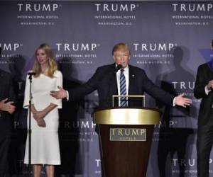 (ARCHIVOS) En esta foto de archivo tomada el 26 de octubre de 2016, el candidato presidencial republicano Donald Trump, con sus hijos (de izquierda a derecha) Donald Trump Jr., Ivanka Trump y Eric Trump, habla durante la gran inauguración del Trump International Hotel en Washington. DC el 26 de octubre de 2016. - El 21 de septiembre de 2022, la fiscal general del estado de Nueva York, Letitia James, presentó una demanda civil contra el expresidente Donald Trump y su familia por exagerar las valoraciones de activos y desinflar su patrimonio neto en miles de millones por beneficios fiscales y de seguros. James dijo a los periodistas que su oficina busca que el expresidente pague 250 millones de dólares en multas, además de prohibir a su familia “manejar negocios en Nueva York para siempre” y prohibirle a él y a su compañía comprar propiedades en el estado durante cinco años. (Foto de MANDEL NGAN / AFP)