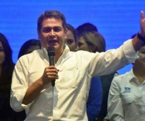 Honduran President and presidential candidate Juan Orlando Hernandez waves to supporters in Tegucigalpa after the general elections on November 26, 2017. Honduras' six million voters are to cast ballots in a controversial election Sunday in which President Juan Orlando Hernandez is seeking a second mandate despite a constitutional one-term limit. This small country is at the heart of Central America's 'triangle of death,' an area plagued by gangs and poverty. / AFP PHOTO / RODRIGO ARANGUA