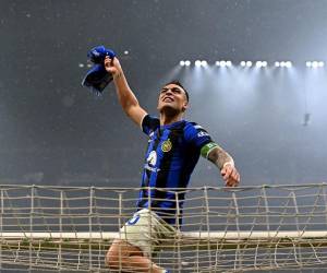 <i>El delantero argentino #10 del Inter de Milán, Lautaro Martínez, celebra haber ganado el título del campeonato Scudetto 2024 el 22 de abril de 2024, luego del partido de fútbol de la Serie A italiana entre el AC Milan y el Inter de Milán en el estadio de San Siro en Milán. FOTO GABRIEL BOUYS/AFP</i>