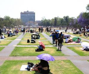 <i>CIUDAD DE MÉXICO, MÉXICO - 8 DE ABRIL: La gente se reúne para ver el eclipse parcial en el campus de la Universidad Autónoma de México FOTO: Fernando de Dios/Getty Images/AFP (Foto de Fernando de Dios/Getty Images)Fernando de Dios / GETTY IMAGES NORTEAMÉRICA / Getty Images vía AFP</i>