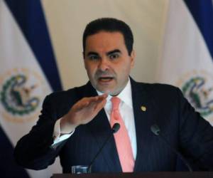 The president of El Salvador Elias Antonio Saca speaks during a joint press conference with the president elect Mauricio Funes (not in frame) after a meeting in the presidential house in San Salvador, El Salvador on March 31, 2009. AFP PHOTO/Jose Cabezas / AFP PHOTO / Jose CABEZAS