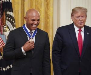 El estelar cerrador panameño Mariano Rivera, exYankees de Nueva York, recibió este lunes la Medalla Presidencial de la Libertad por su trayectoria deportiva de manos del presidente estadounidense, Donald Trump, en una ceremonia en la Casa Blanca. Foto AFP