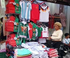 <i>La llegada de miles de aficionados también ha impulsado las ventas de pequeños comercios, que han encontrado en la fiesta futbolística un inesperado respiro económico. EFE/ Eduardo Guerra</i>
