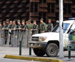Members of the National Guard are seen outside the Public Prosecutor's office in Caracas on August 5, 2017.Venezuela's chief prosecutor Luisa Ortega, one of President Nicolas Maduro's most vocal critics, said Saturday the public prosecutor's office was under 'siege' by the military. 'I reject the siege of the headquarters of the Public Prosecutor's office. I denounce this arbitrary act before the national and international community,' Ortega wrote on Twitter. / AFP PHOTO / Ronaldo SCHEMIDT
