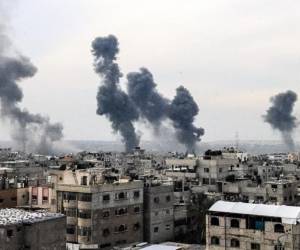 <i>Una fotografía tomada el 20 de diciembre de 2023 desde Rafah muestra humo ondeando después de los ataques israelíes sobre el campo de refugiados de Nuseirat en el centro de la Franja de Gaza, en medio de batallas en curso entre Israel y el grupo militante Hamas.Mahmud. FOTO HAMS / AFP</i>