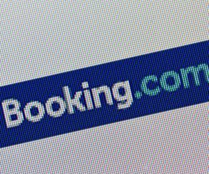 <i>(ARCHIVOS) El logotipo de la plataforma de reservas en línea Booking.com aparece en la pantalla de una computadora el 10 de junio de 2021 en Milán. FOTO MIGUEL MEDINA/AFP</i>