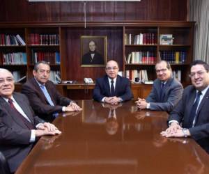 La resolución fue firmada por los magistrados Belarmino Jaime, Florentín Meléndez Padilla, Sidney Blanco Reyes y Rodolfo González. El presidente de la Sala, magistrado José Óscar Pineda Navas (al centro), formuló 'voto concurrente' con la decisión del resto de magistrados.