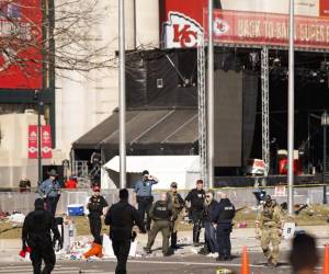 <i>Las fuerzas del orden responden a un tiroteo en Union Station durante el desfile de la victoria del Super Bowl LVIII de los Kansas City Chiefs el 14 de febrero de 2024 en Kansas City, Missouri. Varias personas recibieron disparos y dos personas fueron detenidas después de una manifestación para celebrar la victoria de los Chiefs en el Super Bowl. FOTO David Eulitt/Getty Images/AFP</i>