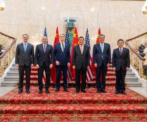 <i>El secretario del Tesoro de EEUU, Scott Bessent (3i), y el viceprimer ministro chino, He Lifeng (3d), durante el encuentro de las delegaciones de Estados Unidos y China, que comenzaron el lunes en Londres para tratar de desbloquear la negociación comercial entre ambas potencias. EFE/ Departamento del Tesoro se los Estados Unidos</i>