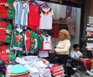 <i>La llegada de miles de aficionados también ha impulsado las ventas de pequeños comercios, que han encontrado en la fiesta futbolística un inesperado respiro económico. EFE/ Eduardo Guerra</i>