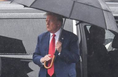 <i>El expresidente de EE. UU. y aspirante a 2024, Donald Trump, llega al Aeropuerto Nacional Ronald Reagan de Washington en Arlington, Virginia, el 3 de agosto de 2023, después de su comparecencia ante el tribunal. Trump se declaró inocente el jueves 3 de agosto de los cargos históricos de que lideró una conspiración criminal que busca defraudar al pueblo estadounidense anulando las elecciones de 2020. El republicano de 77 años le dijo al juez de primera instancia Moxila Upadhyaya que se declaraba “no culpable” de los cuatro cargos en su contra. (Foto de OLIVIER DOULIERY / AFP)</i>