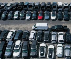 <i>Vehículos nuevos se encuentran en el lote de un concesionario Ford el 3 de octubre de 2023 en Miami, Florida. Los fabricantes de automóviles estadounidenses muestran un aumento en las ventas en el tercer trimestre, incluso con las huelgas sindicales en curso. FOTO Joe Raedle/Getty Images/AFP </i>