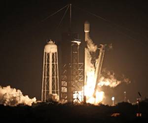 <i>Un cohete SpaceX Falcon 9 despega de la plataforma de lanzamiento LC-39A en el Centro Espacial Kennedy con la misión de aterrizaje lunar Nova-C de Intuitive Machines, en Cabo Cañaveral, Florida, el 15 de febrero de 2024. FOTO GREGG NEWTON / AFP</i>