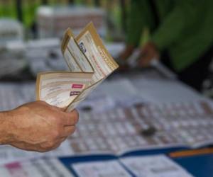 A polling station official counts the votes in Mexico City, on June 6, 2021. - Mexicans voted on Sunday in elections seen as pivotal to President Andres Manuel Lopez Obrador's promised 'transformation' of a country shaken by the coronavirus pandemic, a deep recession and drug-related violence. (Photo by CLAUDIO CRUZ / AFP)