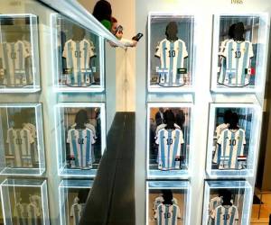 <i>Los visitantes observan una parte de las seis camisetas usadas en partidos de la Copa Mundial de la FIFA 2022 que pertenecen al delantero argentino número 10 del Inter Miami, Lionel Messi, durante una vista previa de los medios de una subasta de Sotheby's en la ciudad de Nueva York el 30 de noviembre de 2023. FOTO TIMOTEO A. CLARY / AFP</i>