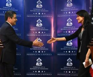 El presidente de Honduras Juan Orlando Hernández saluda a la embajadora de EEUU ante la ONU Nikki Haley, durante una conferencia de prensa en Tegucigalpa. Foto AFP