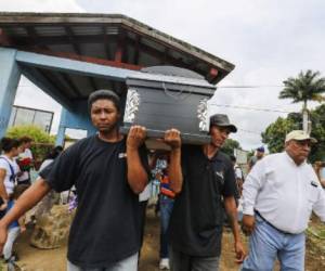 The coffin of Karla Estrada, who was killed and beheaded, and whose ex-husband Francisco Mercado is the main suspect, is carried into the Sierritas Cemetery for burial in Managua on August 24, 2017. Estrada became the 39th victim of femicide or gender-based murder this year in Nicaragua, prompting a 'March of Silence' through the streets of the capital to protest the killings. / AFP PHOTO / INTI OCON