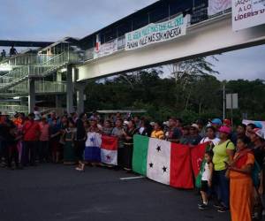 <i>La gente participa en un bloqueo de carreteras para protestar contra un gran contrato minero en una carretera principal cerca de Silimin, al oeste de Panamá, el 7 de noviembre de 2023. FOTO Bernat BIDEGAIN / AFP</i>