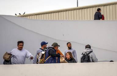 <i>Migrantes deportados son trasladados a albergues en el puerto fronterizo de El Chaparral, en Tijuana (México). Imagen de archivo. EFE/ Joebeth Terríquez</i>