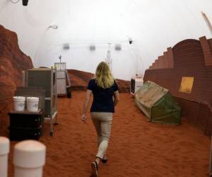 La Dra. Suzanne Bell, líder del Laboratorio de Rendimiento y Salud Conductual de la NASA, camina a través de una porción exterior simulada de Marte del Mars Dune Alpha de CHAPEA en el centro espacial Johnson en Houston, Texas, el 11 de abril de 2023. Mars Dune Alpha de CHAPEA es un dispositivo impreso en 3D. hábitat diseñado para servir como análogo de misiones de un año. FOTO Marcos Félix / AFP