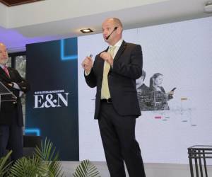 Italo Pizzolante, Founding Partner de PIZZOLANTE y Luis Maturén, CEO de Datos Group, en la presentación: “Respuestas: El desafío de modelar confianza”, donde conocimos los resultados de “Confianza y Reputación en Centroamérica 2025”, el estudio más sólido en su tipo publicado por una revista regional. Foto José Carlos Flores / E&amp;N