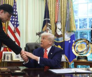 El presidente de Estados Unidos, Donald Trump (d) y Elon Musk, dándose la mano durante una conferencia de prensa en la Oficina Oval de la Casa Blanca en Washington (EE.UU.). EFE/EPA/FRANCIS CHUNG / POOL