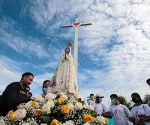 People take part in a procession of the Virgin of Fatima within the grounds of the Metropolitan Cathedral in Managua on August 13, 2022. - Police in Nicaragua have banned a planned procession by the Catholic Church in the capital “for reasons of internal security,” the Managua archdiocese said on Friday. The move comes as a prominent Catholic bishop remains blockaded inside his residence by police. Despite the ban on Saturday’s procession, the archdiocese called on worshippers to head to the capital’s cathedral to “pray for the Nicaraguan church” instead. (Photo by Oswaldo RIVAS / AFP)